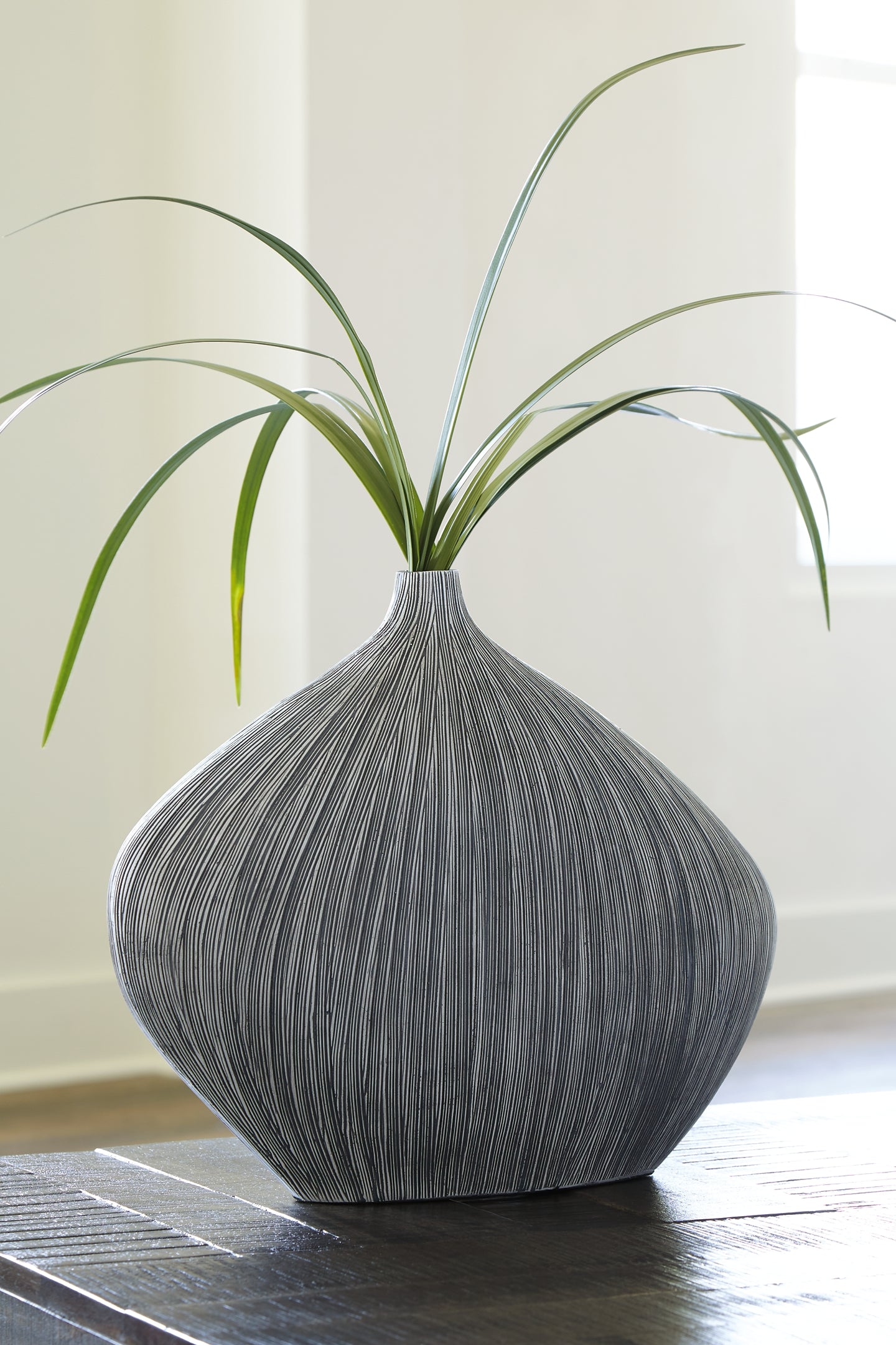 Donya Vase