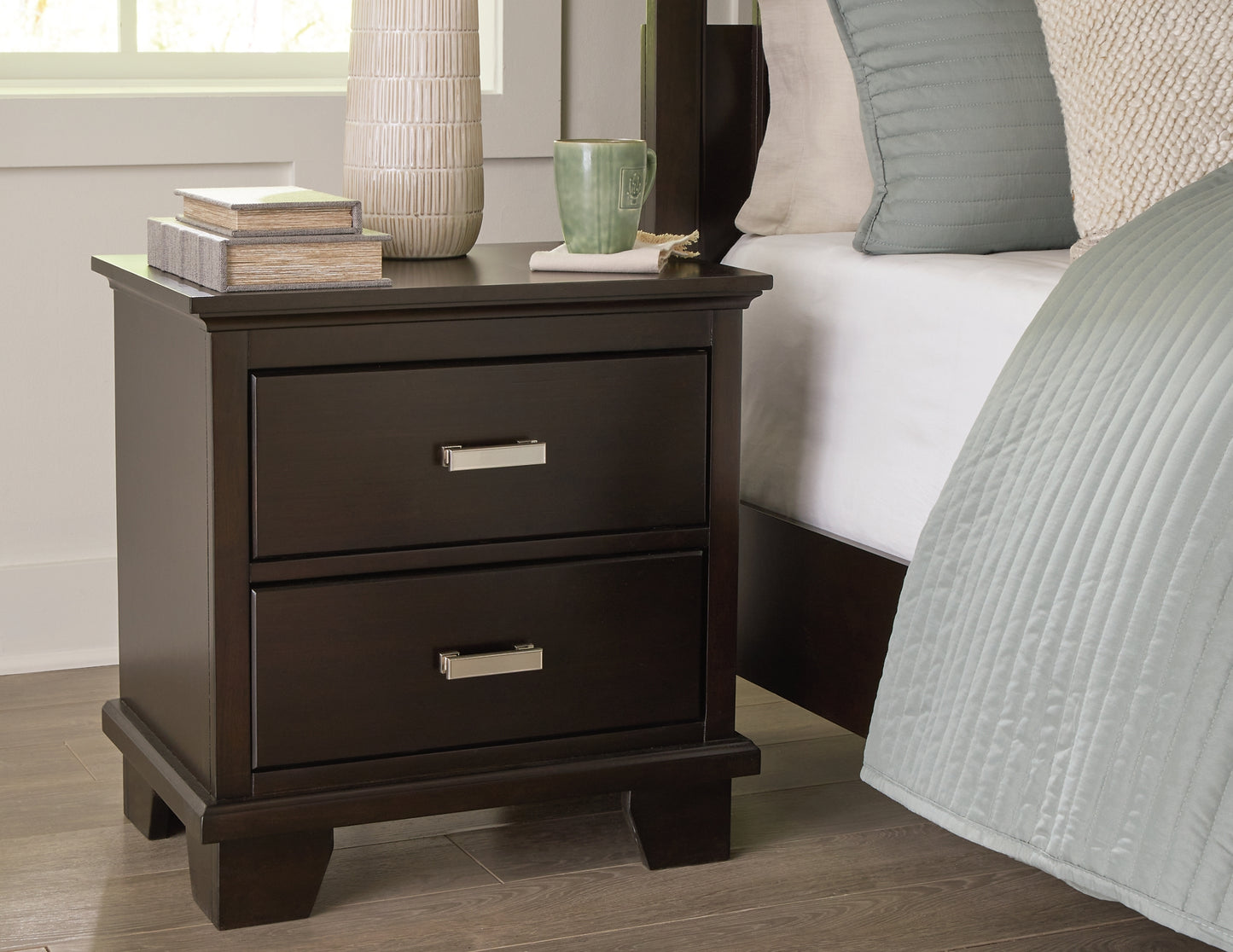 Covetown Queen Panel Bed with Mirrored Dresser, Chest and 2 Nightstands